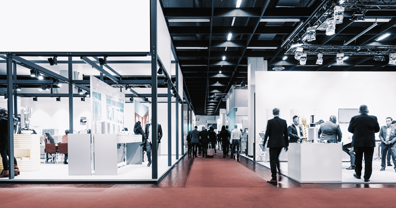 LeadExpo illustrates common reasons exhibition leads get lost including misplaced business cards, delayed follow-ups, data errors, and lack of centralized lead management